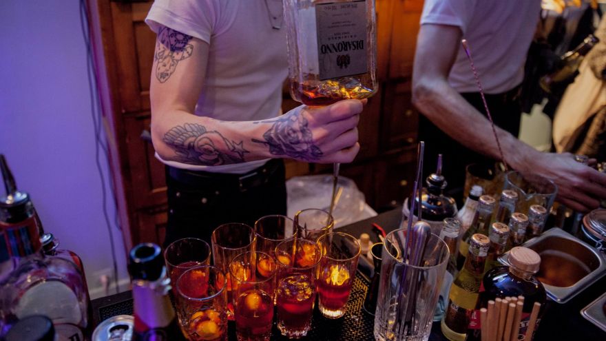 barman cocktail
