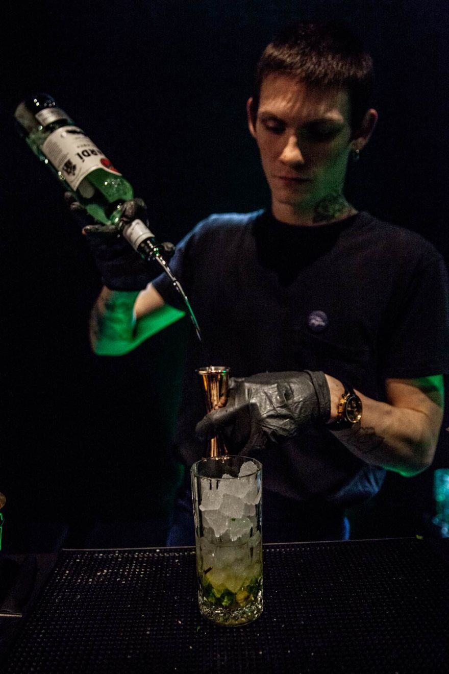 barman cocktail